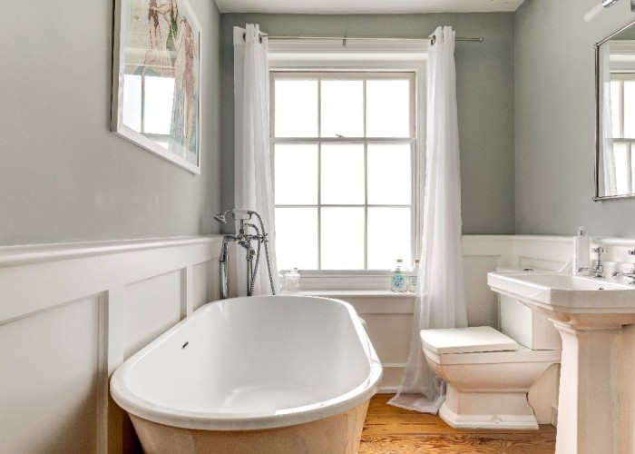 23. Bathroom (Roll Top)
