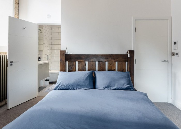 25. Bedroom (Master/En-Suite), Bedroom (Double)