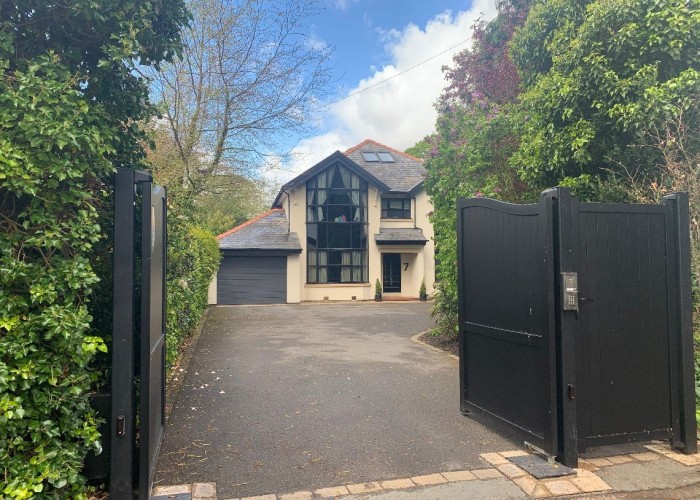 1. Driveway, Gates (Electric), Coronavirus-Friendly