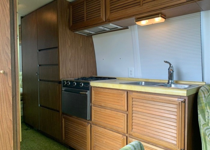 6. Kitchen (Wooden Units), Kitchen (Gas Hob)