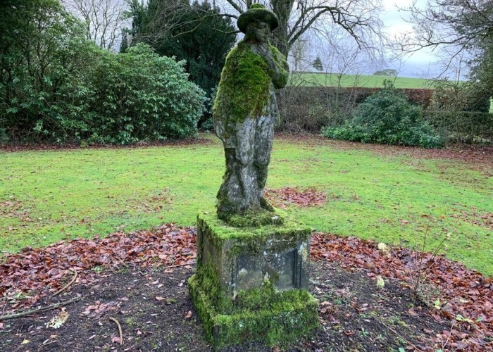 32. Statue