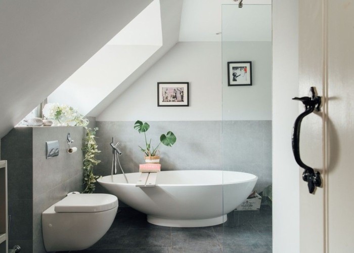 22. Bathroom (Large), Bathroom (Roll Top), Bathroom (Shower and bath)