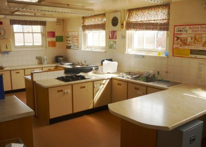 18. Kitchen (Cream or White units)