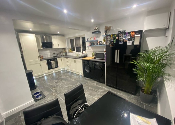 21. Kitchen (Modern), Kitchen With Table, Kitchen (White units), Kitchen (Electric/Induction Hob)
