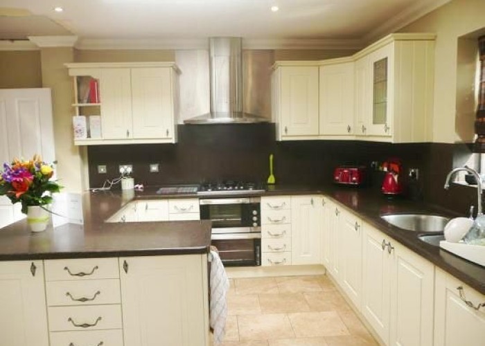9. Kitchen (Cream or White units)