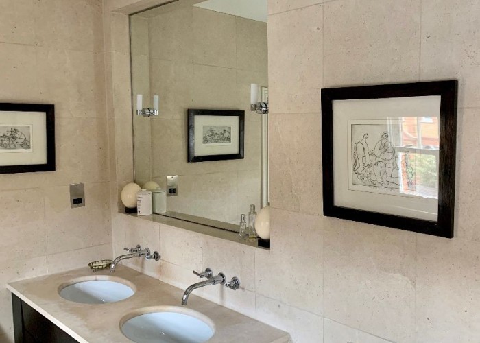 29. Bathroom (2 sinks)