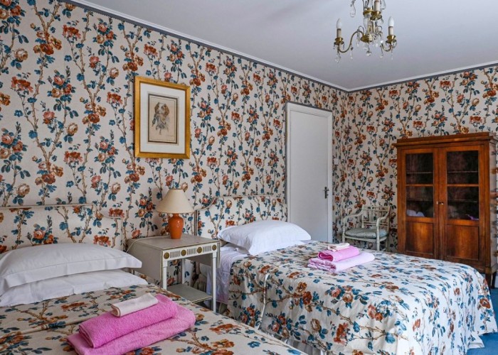 30. Bedroom (Twin Beds)