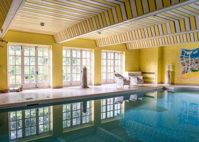 31. Swimming-pool