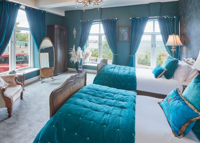 18. Bedroom (Twin Beds)