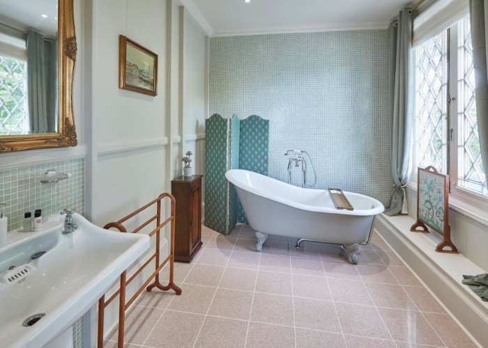 15. Bathroom (Large), Bathroom (Roll Top)