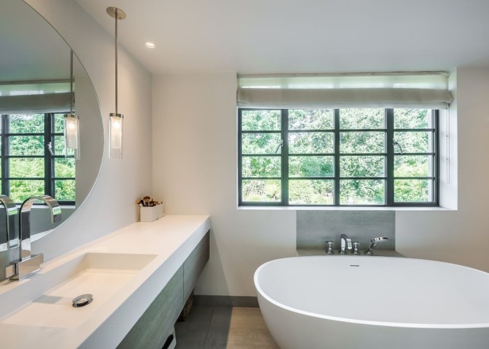 18. Bathroom (Roll Top)