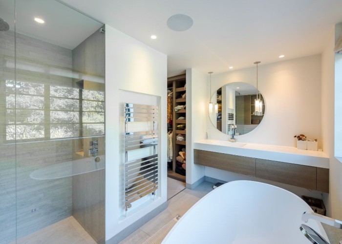 19. Bathroom (Roll Top), Bathroom (Shower and bath)