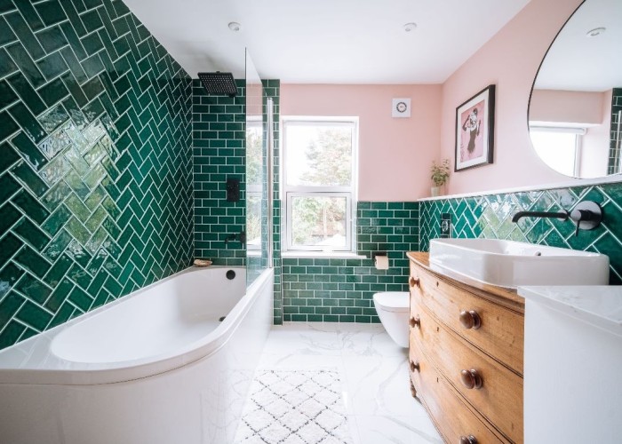 18. Bathroom (Roll Top)