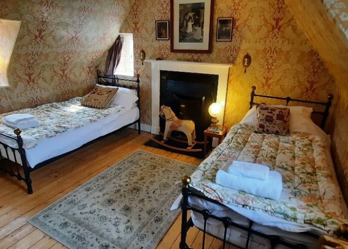15. Bedroom (Twin Beds)
