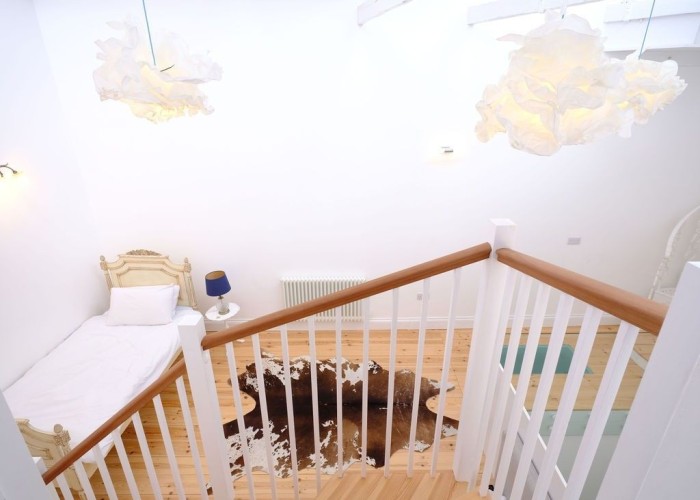 23. Landing, Stairway