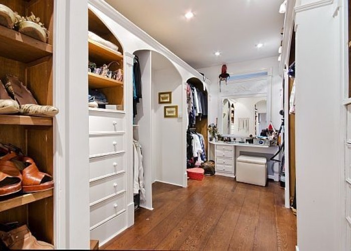 28. Walk-in Wardrobe