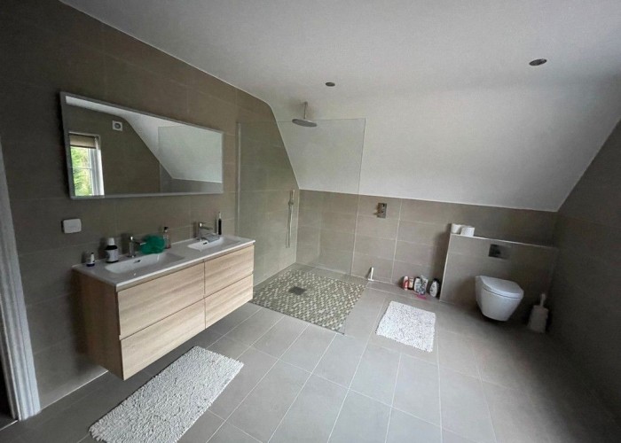 17. Bathroom (2 sinks), Bathroom (Shower and bath)