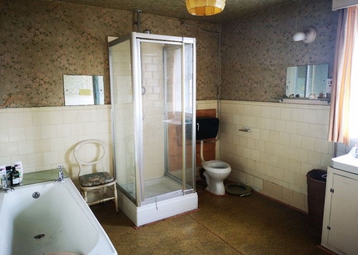 16. Bathroom (Shower and bath)