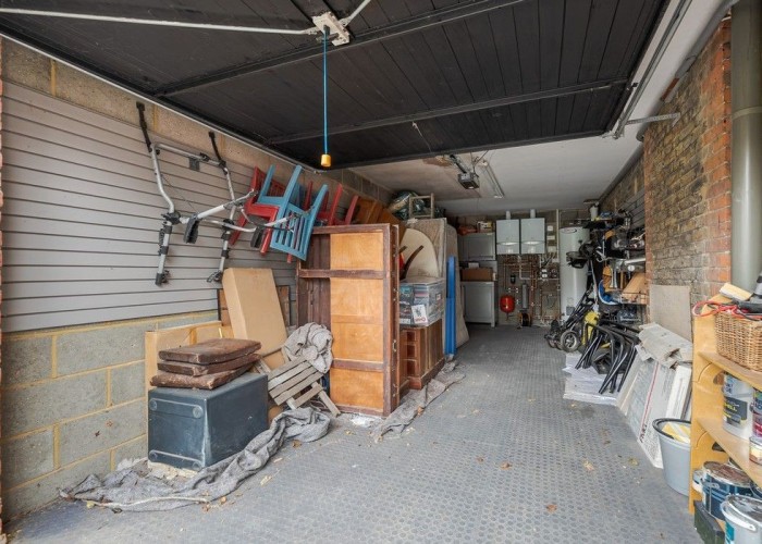 43. Garage