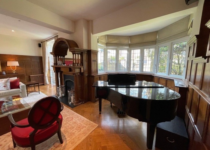 23. Piano