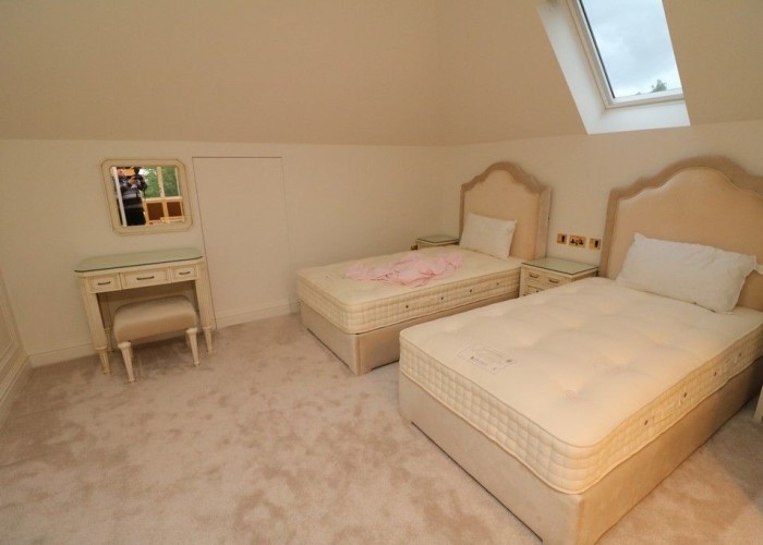 19. Bedroom (Twin Beds)