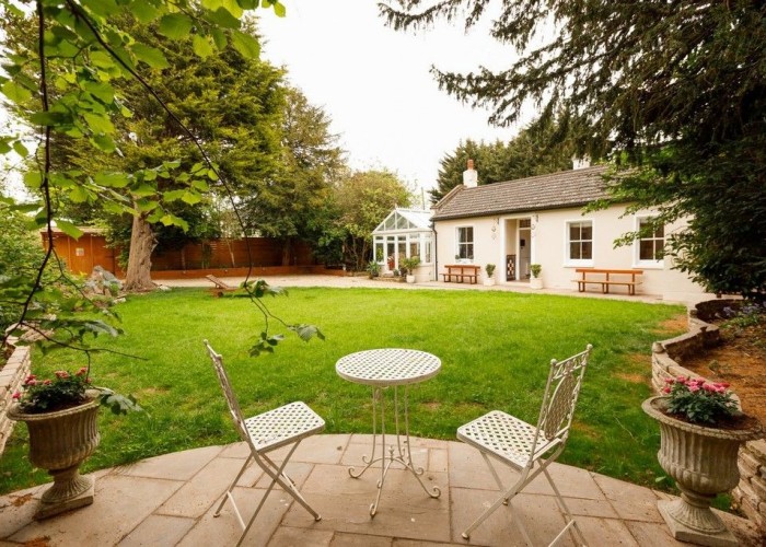 2. Patio / Veranda, Garden (Rear, Large)