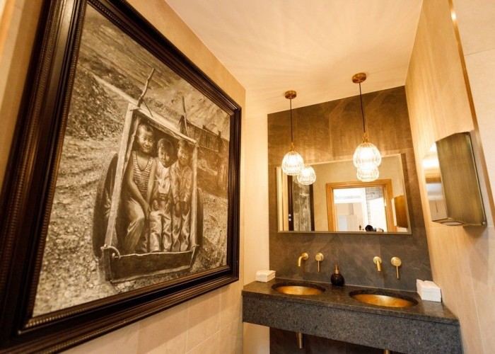 22. Bathroom (2 sinks)