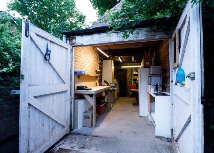 23. Garage