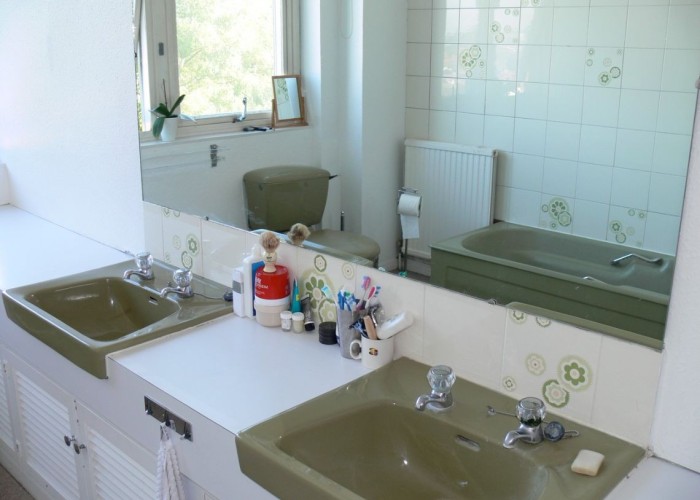 25. Bathroom (2 sinks)