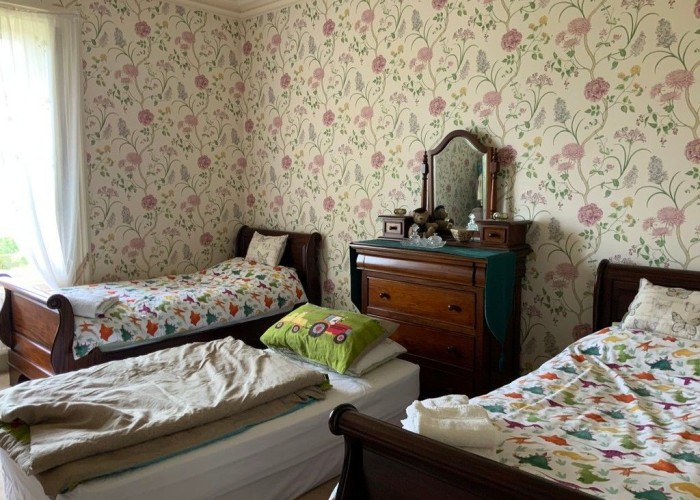 20. Bedroom (Twin Beds)