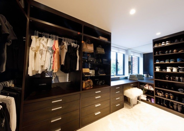 13. Dressing Room/Walk-in Wardrobe
