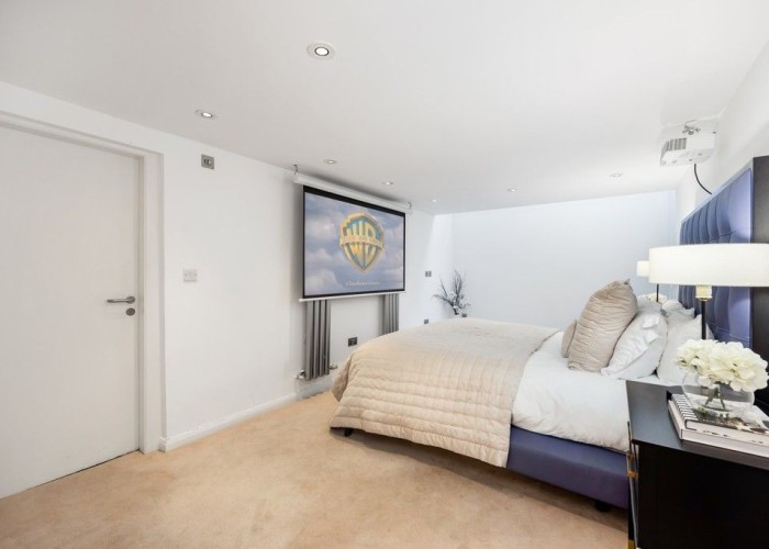14. Bedroom (Master/En-Suite)