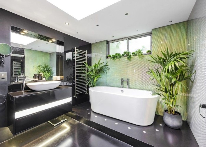 15. Bathroom (Large), Bathroom (Roll Top)