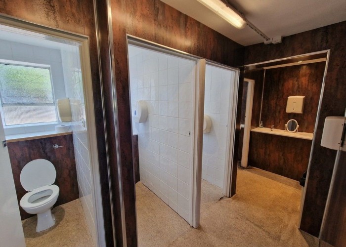 16. Toilet / Toilet Block