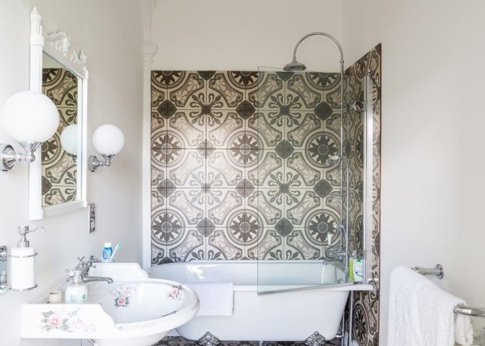 25. Pattern Wallpaper, Bathroom (Roll Top)