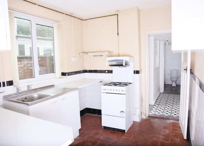 8. Kitchen, Kitchen (White units), Kitchen (Gas Hob)