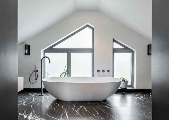 29. Bathroom (Large), Bathroom (Roll Top)