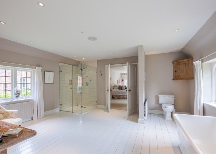 47. Bathroom (Large), Bathroom (Roll Top), Bathroom (Shower and bath)