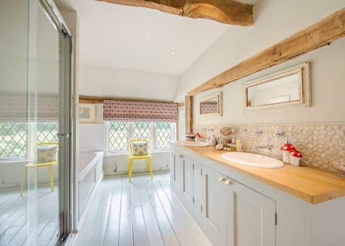 58. Bathroom (2 sinks)