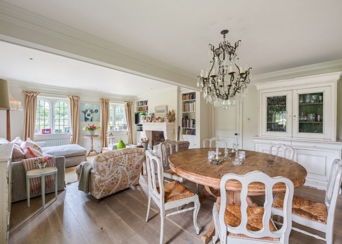 17. Kitchen With Table