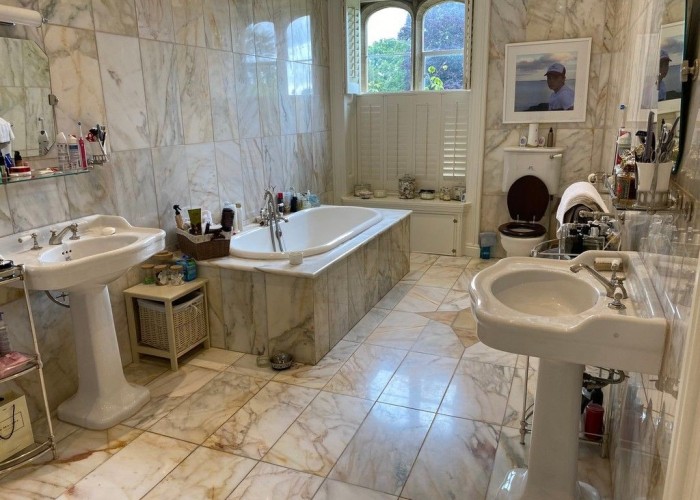 15. Bathroom (2 sinks)