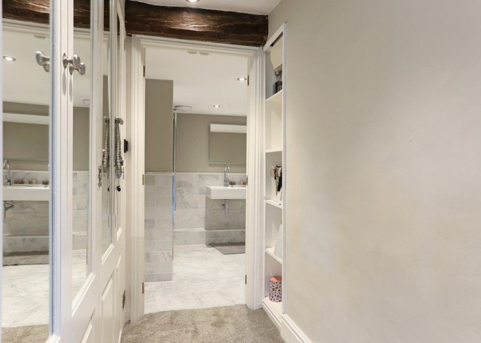20. Walk-in Wardrobe