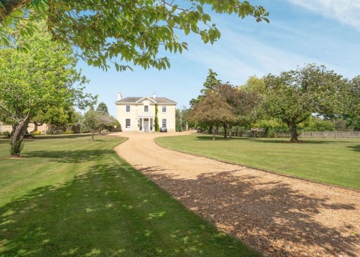1. Driveway, Manor House, Coronavirus-Friendly