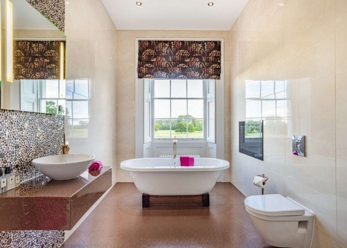 84. Bathroom (Large), Bathroom (Roll Top)