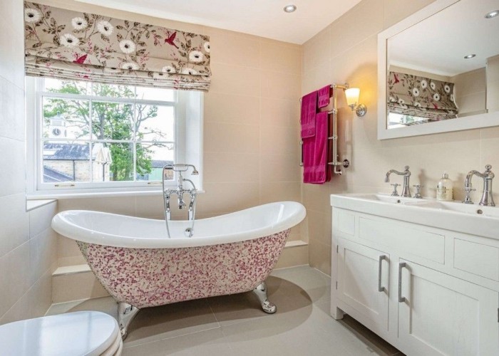 86. Bathroom (Roll Top)