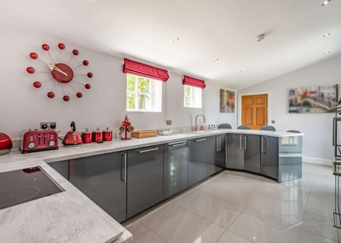 89. Kitchen (Coloured units), Kitchen (Electric/Induction Hob)