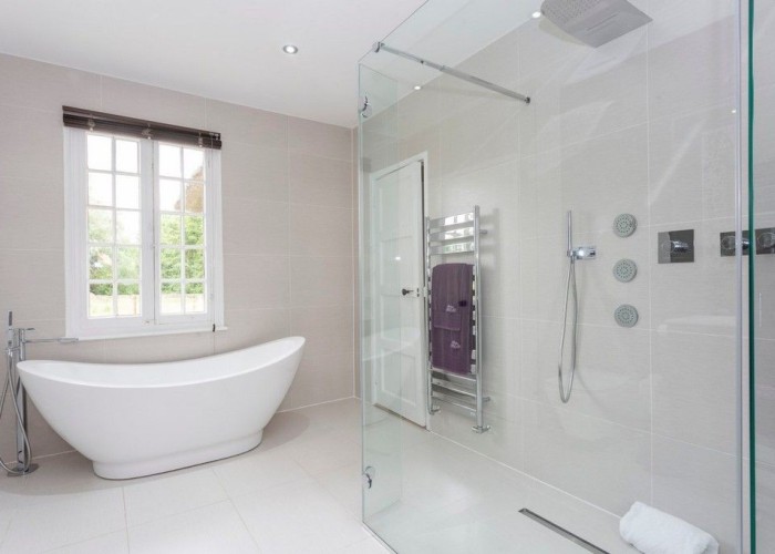 116. Bathroom (Large), Bathroom (Roll Top), Bathroom (Shower and bath)