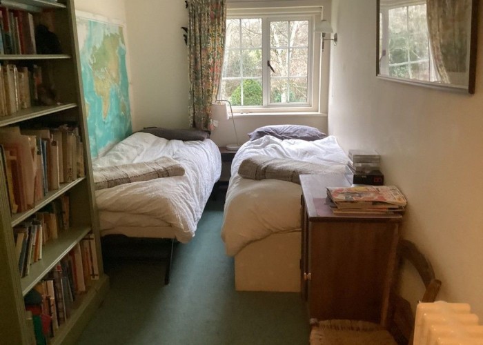 33. Bedroom (Twin Beds)