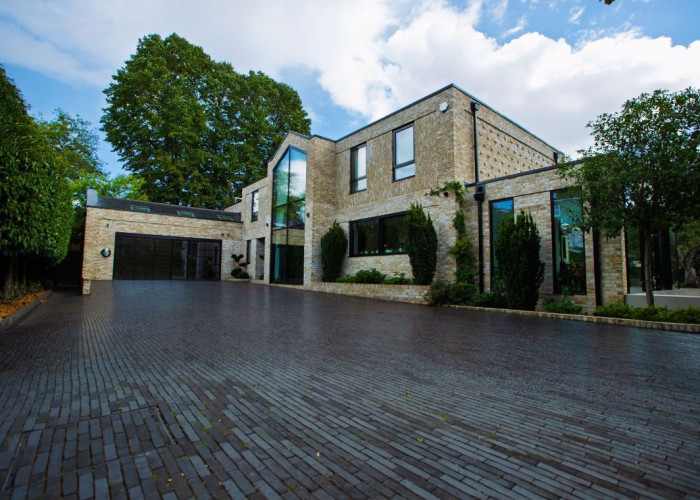 1. Driveway, Garage (Double), Coronavirus-Friendly