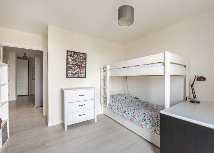 9. Bedroom (Twin Beds)